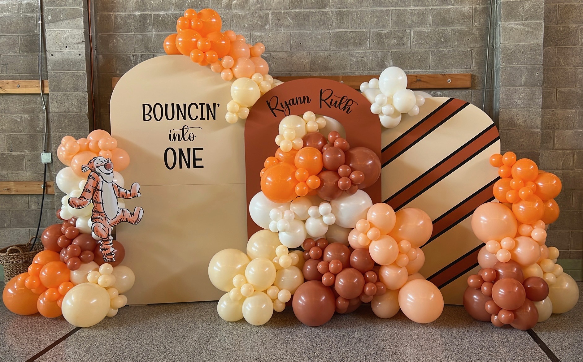 Ice Breaker Events Co. custom balloon and event decoration design example 9
