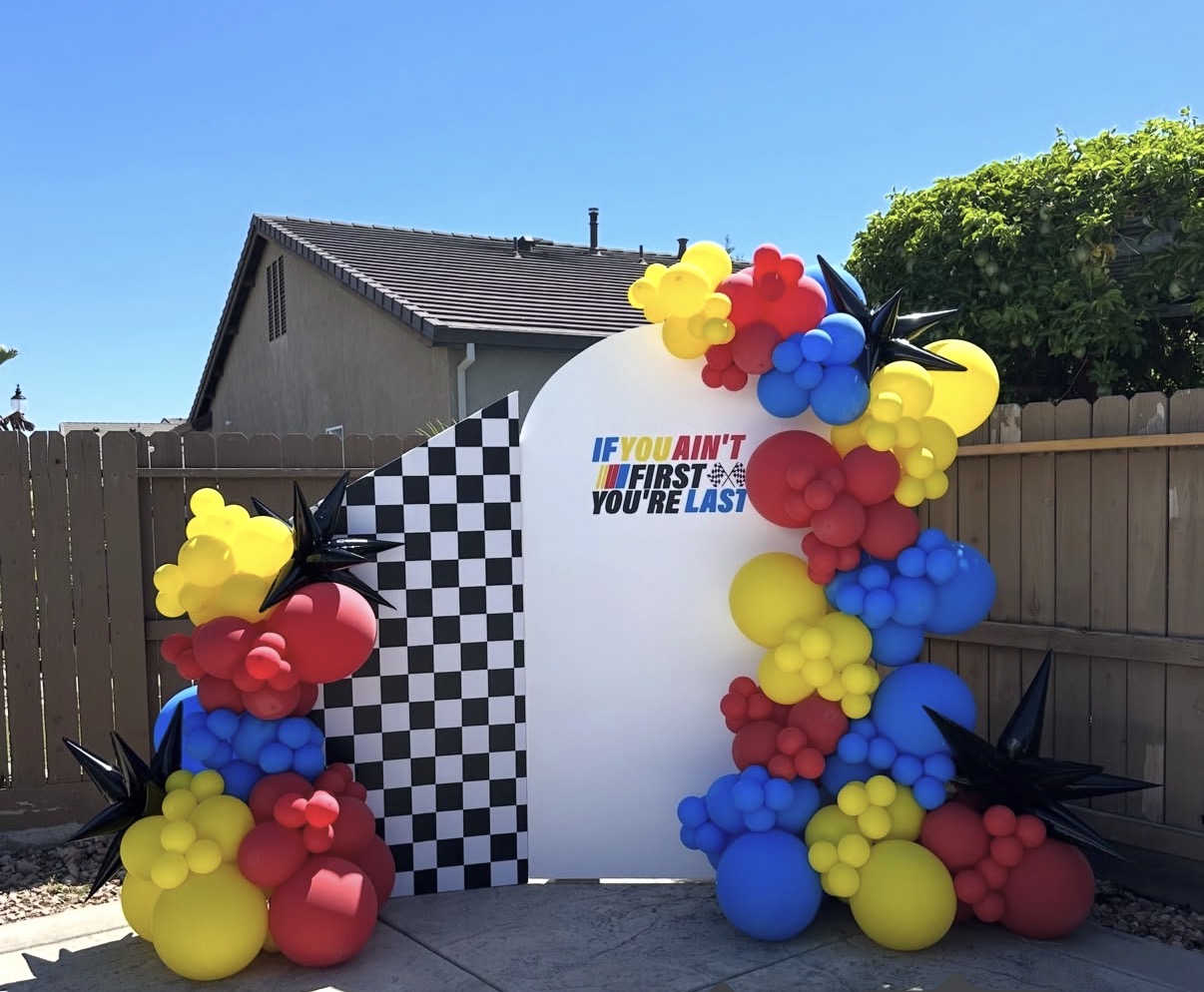 Ice Breaker Events Co. custom balloon and event decoration design example 27
